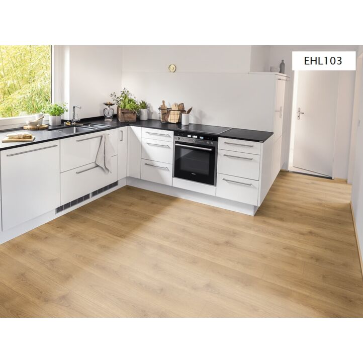 Suelo laminado Roble Brook Miel de la marca Egger Home con código EHL103 instalado en una cocina reluciente.