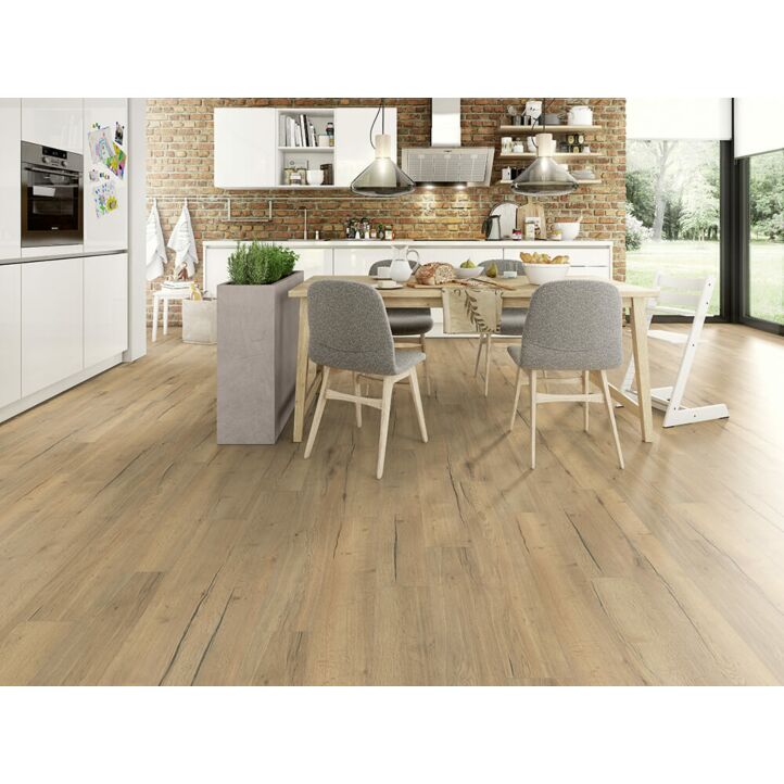 Suelo laminado Roble Creston Natural de la marca Egger Home con código EHL106 instalado en una cocina rústica.