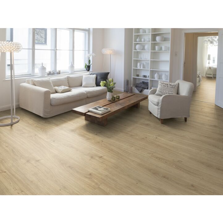 Parquet laminado roble denver natural de Egger Home en un ambiente de habitación. Código EHL162.