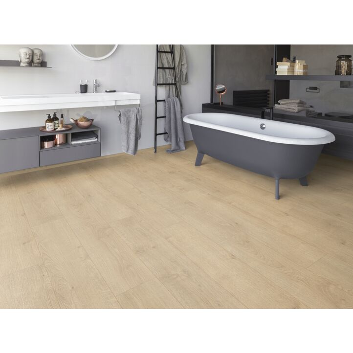 Un suelo laminado armonioso de Egger Home, el EHL167 ROBLE REDMOND CLARO, instalado en la sala de estar.