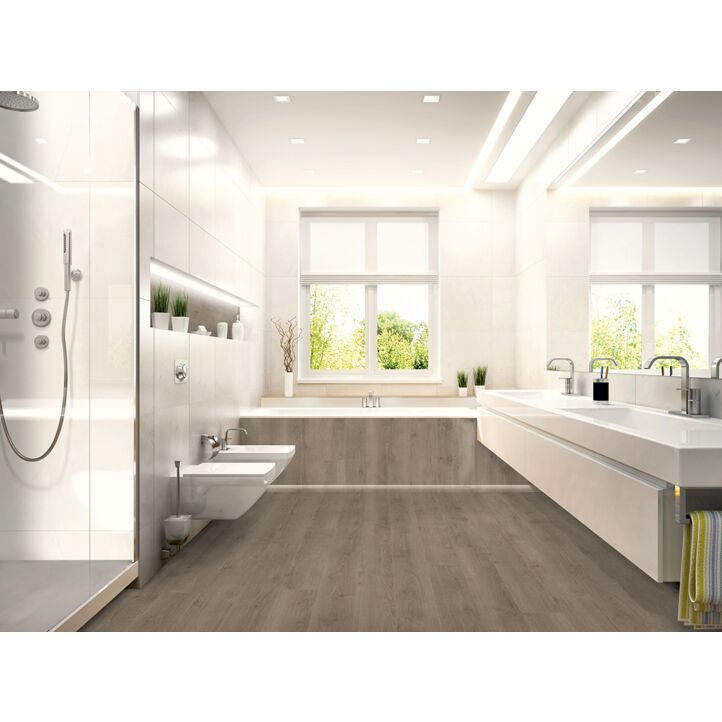 Un suelo laminado armonioso de Egger Home, el EHL168 ROBLE REDMOND OSCURO, instalado en la sala de estar.