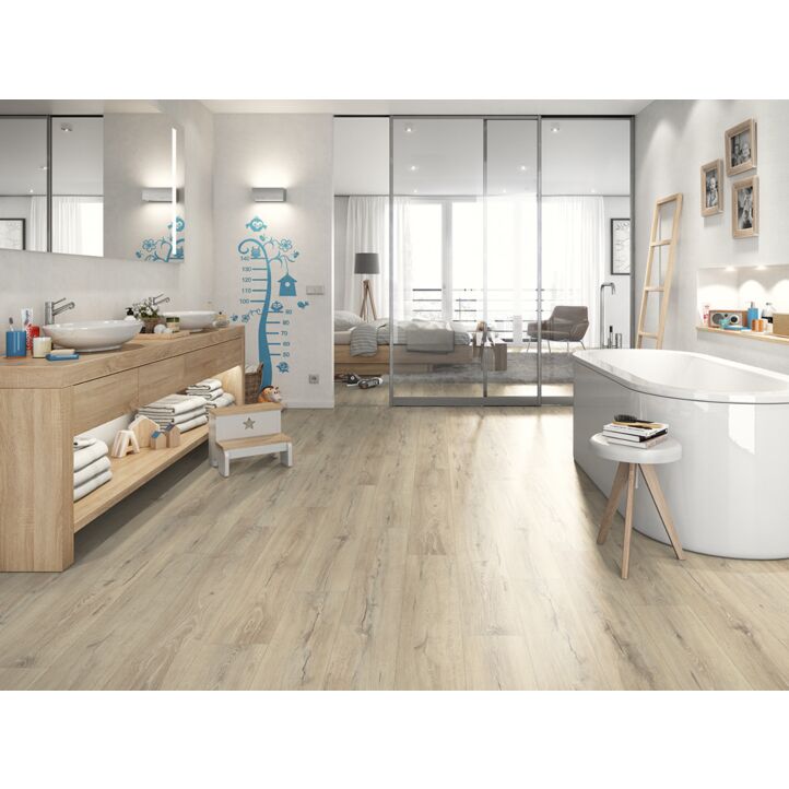 Un suelo laminado armonioso de Egger Home, el EHL170 ROBLE CHESTER BEIGE, instalado en la sala de estar.