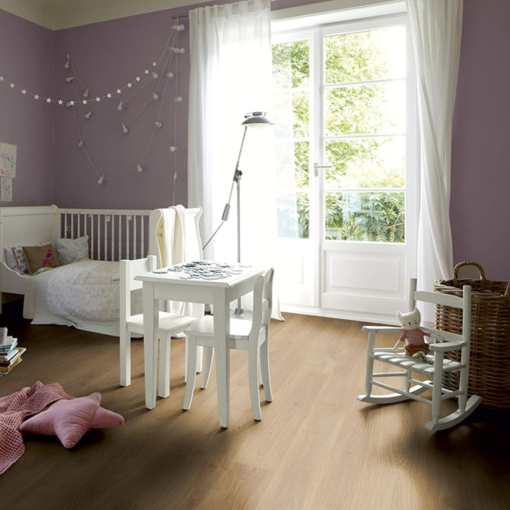 Un suelo laminado armonioso de Egger Home, el EHL176 Roble Dallas Miel, instalado en la sala de estar.