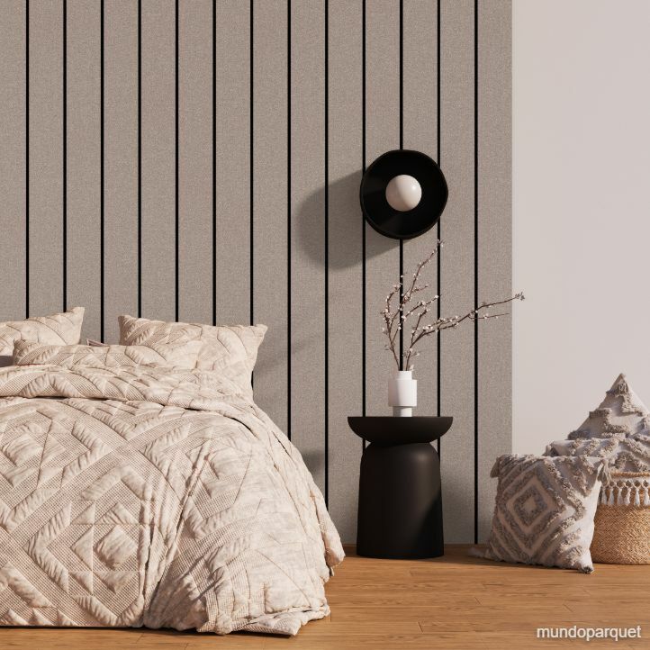 Revestimiento de pared de PVC liso color gris claro instalado en un salón. ESPIGA PIMIENTA SLEEK REVESTIMIENTO DE PARED DE PVC