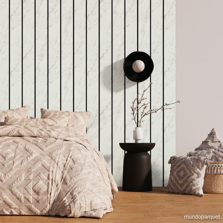 Revestimiento de pared de PVC liso color blanco instalado en un salón. MARMOL BLANCO PREMIUM REVESTIMIENTO DE PARED DE PVC