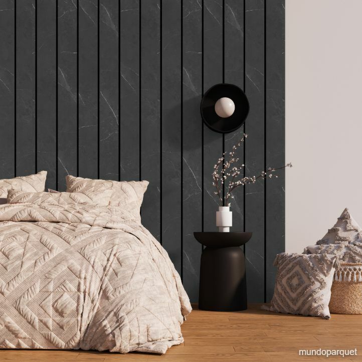 Revestimiento de pared de PVC liso color negro instalado en un salón. MARMOL NEGRO BOLD REVESTIMIENTO DE PARED DE PVC