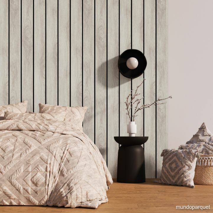 Revestimiento de pared de PVC liso color gris claro instalado en un salón. ROBLE MONT BLANC PRISTINE REVESTIMIENTO DE PARED DE PVC