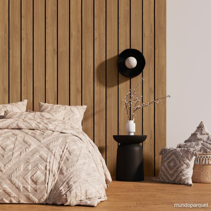 Revestimiento de pared de PVC liso color marron instalado en un salón. NOGAL SLOW TIMELESS REVESTIMIENTO DE PARED DE PVC