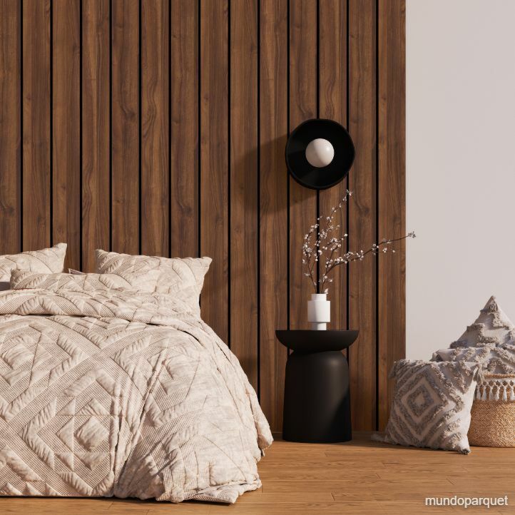 Revestimiento de pared de PVC liso color marron oscuro instalado en un salón. NOGAL VALENTINA EXCLUSIVE REVESTIMIENTO DE PARED DE PVC