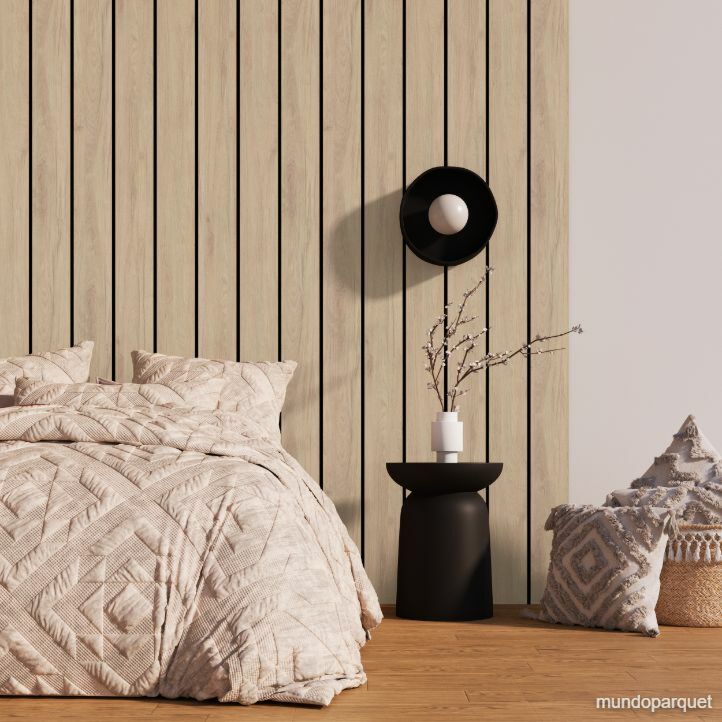 Revestimiento de pared de PVC liso color beige instalado en un salón. ROBLE VIVID AURORA REVESTIMIENTO DE PARED DE PVC