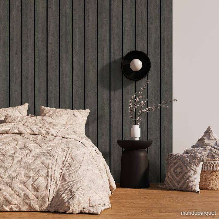 Revestimiento de pared de PVC liso color marrón oscuro instalado en un salón. ROBLE AZABACHE MODERN REVESTIMIENTO DE PARED DE PVC
