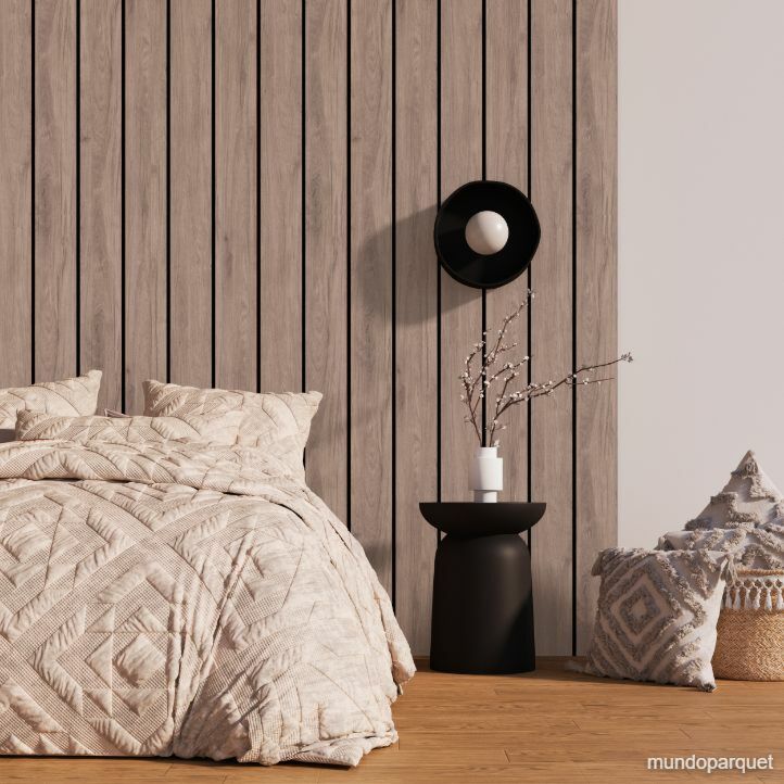 Revestimiento de pared de PVC liso color marrón instalado en un salón. ROBLE COLORADO BRIGHT REVESTIMIENTO DE PARED DE PVC