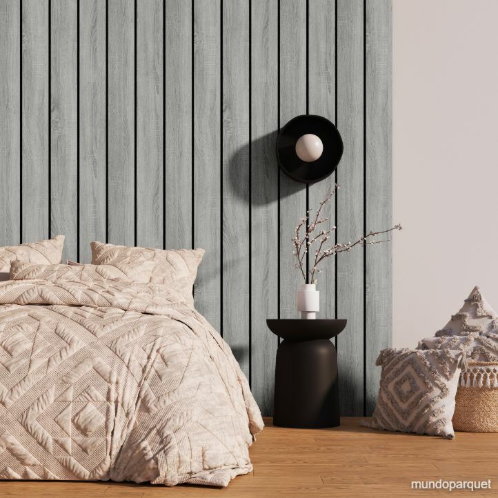 Revestimiento de pared de PVC liso color gris instalado en un salón. ROBLE GRIS FRESH REVESTIMIENTO DE PARED DE PVC