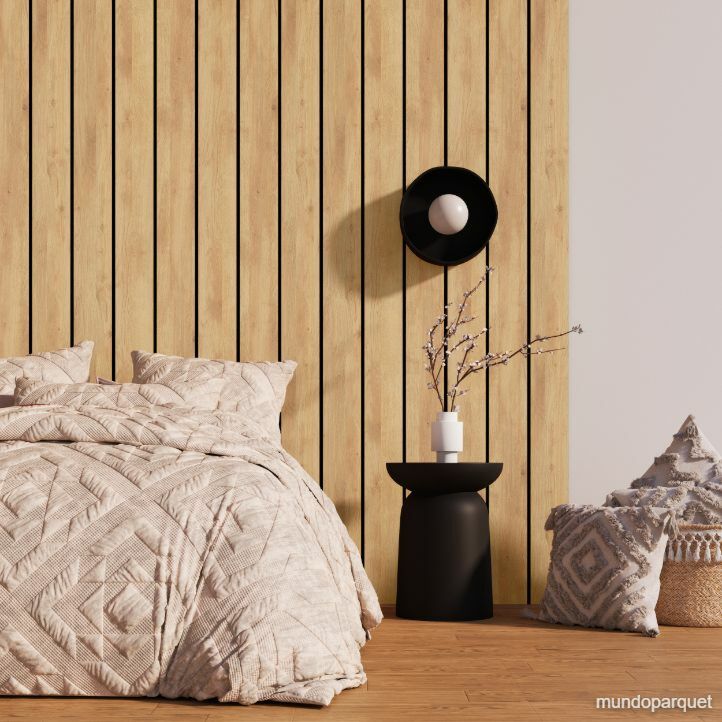 Revestimiento de pared de PVC liso color beige instalado en un salón. ROBLE RUS BEIGE REVESTIMIENTO DE PARED DE PVC
