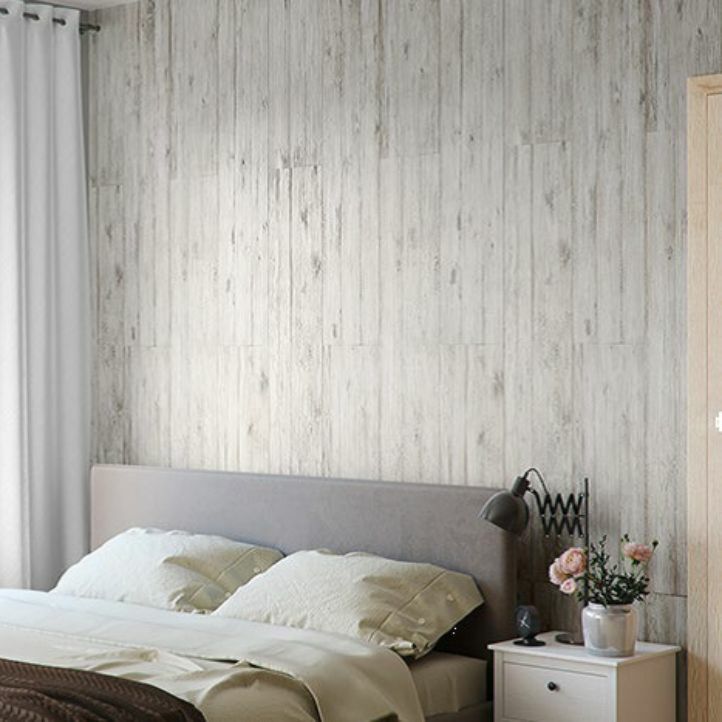 Revestimiento de pared de pvc en lamas con un diseño en colores vivos simulando pequeñas lamas instalado en un dormitorio
