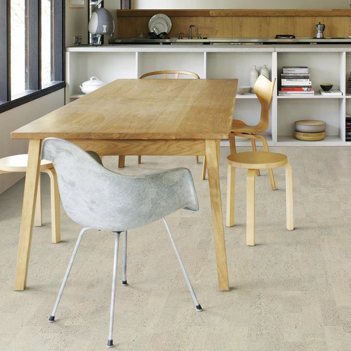 Suelo de corcho Amorim WIcander Corck Essence Identitity Moonlight instalado en una cocina con una mesa y sillas