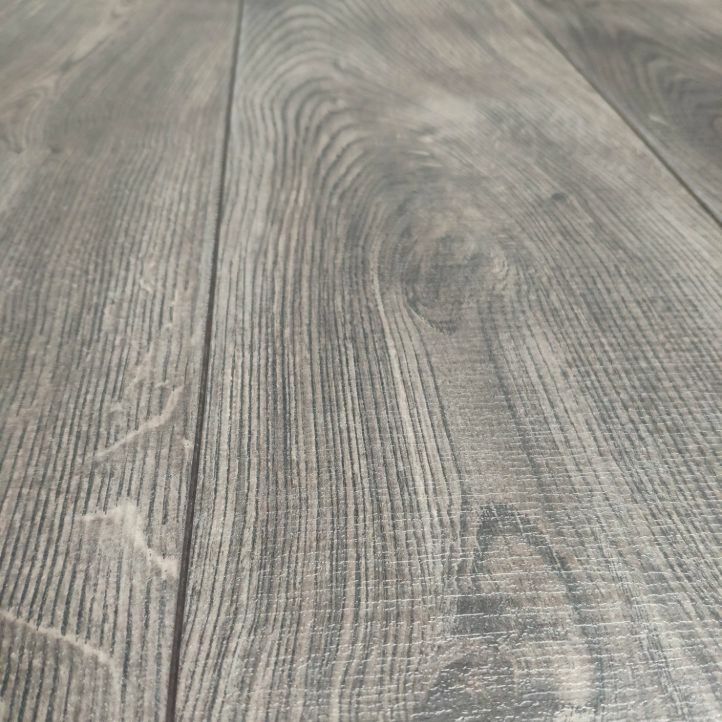 suelo laminado egger emotion en liquidación ac5 de 11mm de grosor em7182 roble oxford gris marrón