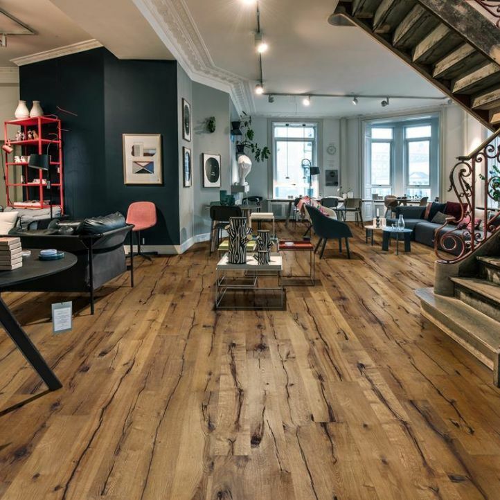 parquet multicapa kährs roble maggiore con muchas vetas y un color oscuro en el comedor