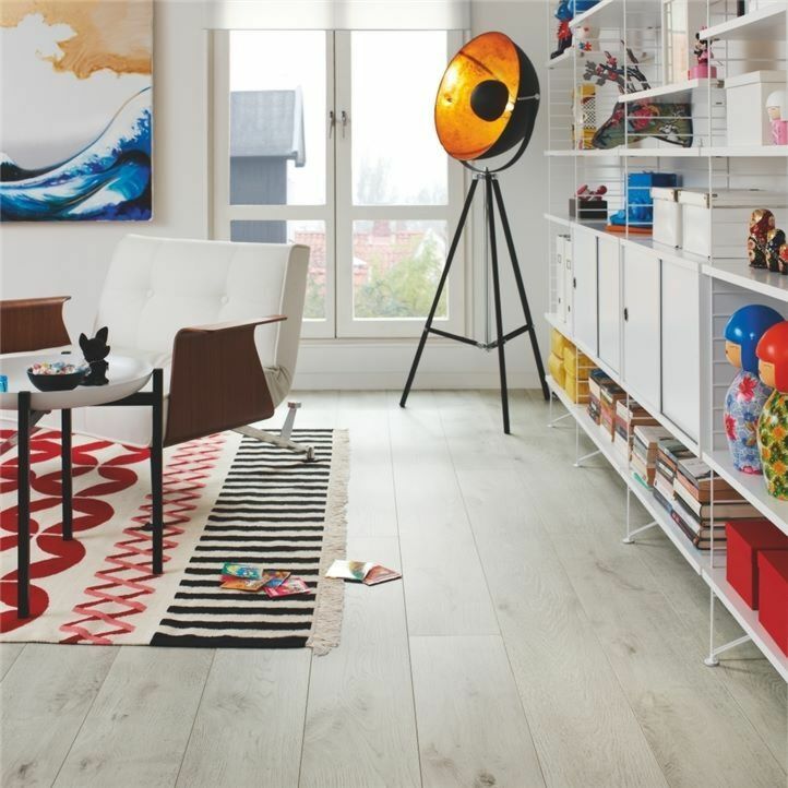 Parquet laminado de la marca pergo de la gama living expression Roble invierno serie L0323-01764 en un ambiente de habitación.