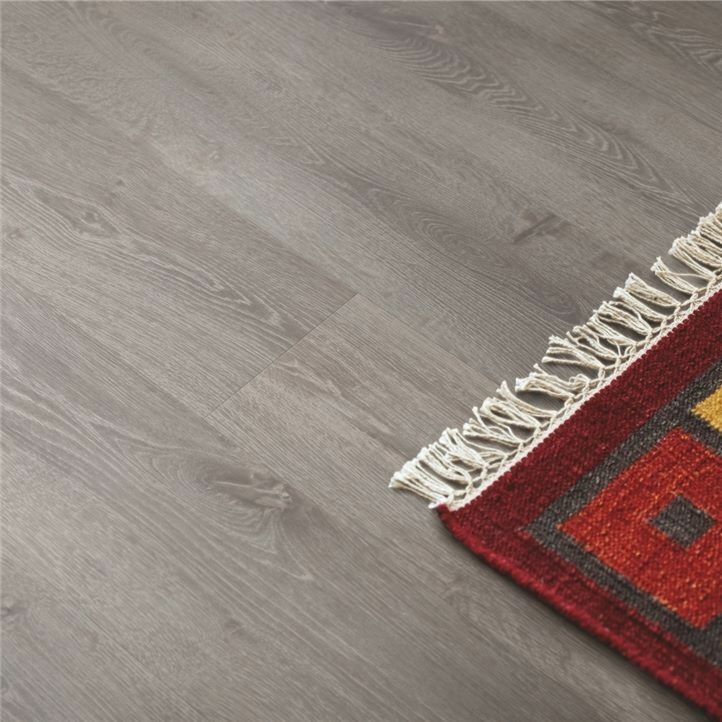 Parquet laminado de la marca pergo de la gama living expression roble otoño serie L0323-01765 en un ambiente de habitación.
