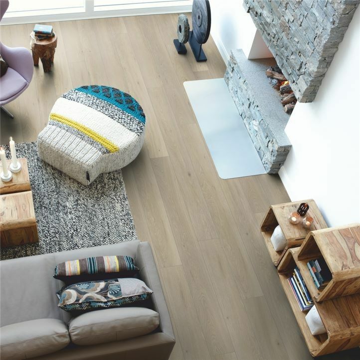 Parquet laminado de la marca pergo de la gama living expression roble romántico serie L0323-03361 en un ambiente de habitación.