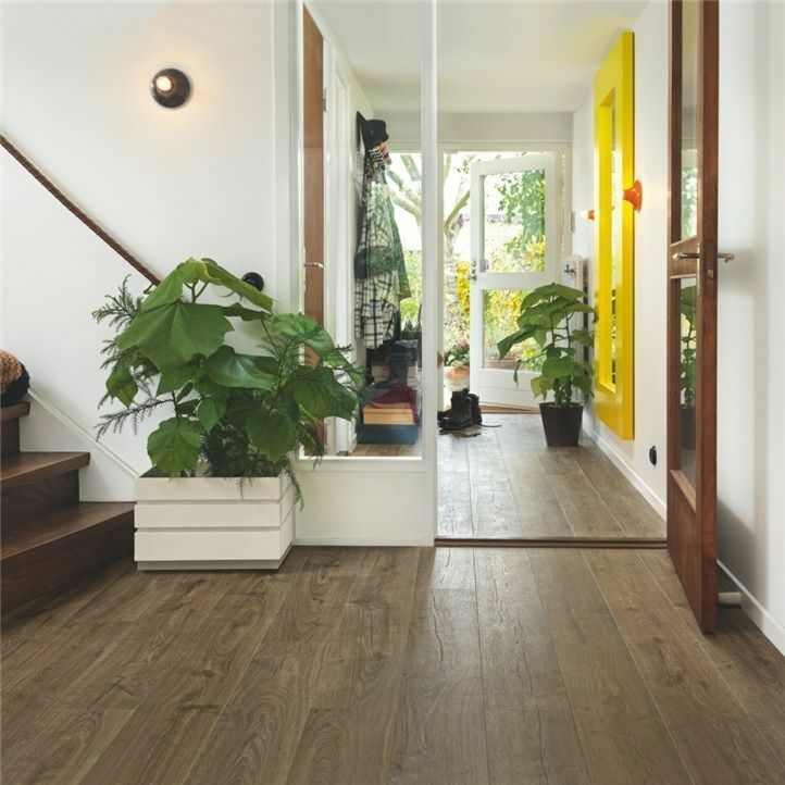 parquet laminado roble granja de la marca pergo de la serie original excellence sensation resistente al agua superficialmente l0231-03371 en un ambiente de habitación.