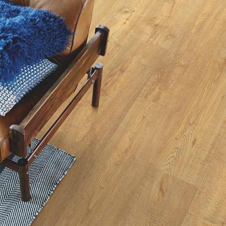 Suelo laminado roble vintage cepillado de la marca pergo de la serie original excellence sensation resistente al agua superficialmente l0231-03376 en vista de ambiente.