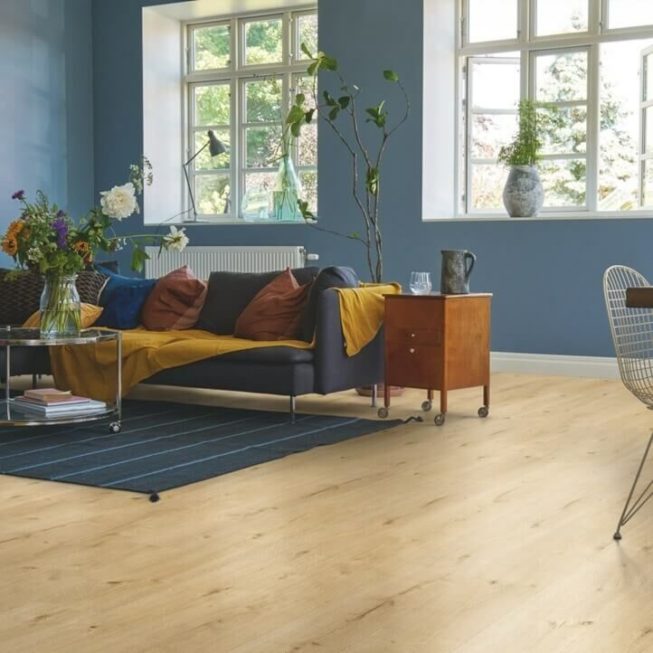 parquet laminado roble isla de la marca pergo de la serie original excellence sensation resistente al agua superficialmente l0239-042897 en una habitación.