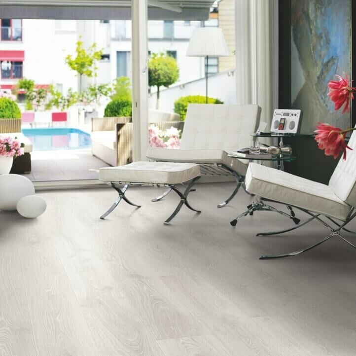 parquet laminado roble estudio de la marca pergo de la serie living expression sensation resistente al agua superficialmente l0331-03867 en un ambiente de habitación.