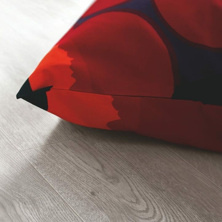 suelo laminado de la marca pergo de la serie domestic elegance roble viñedo L0607-04386 en vista de habitación.
