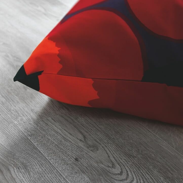 suelo laminado de la marca pergo de la serie domestic elegance roble gris elegante L0607-04388 en vista de habitación.