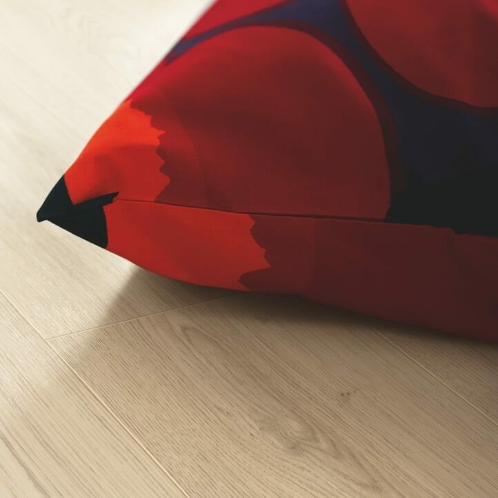 suelo laminado de la marca pergo de la serie domestic elegance roble río L0607-04389 en vista de habitación.