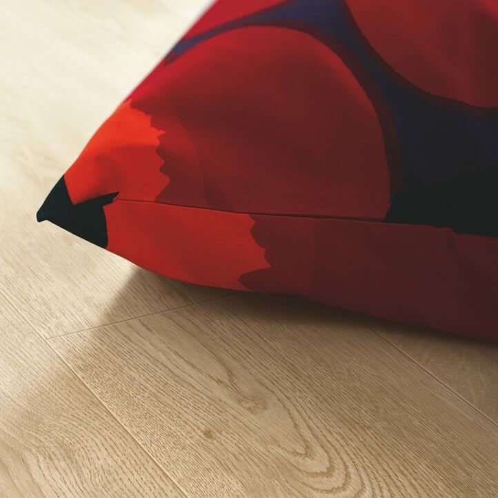 Suelo laminado de la marca pergo de la serie domestic elegance roble beige natural L0607-04390 en vista de habitación.