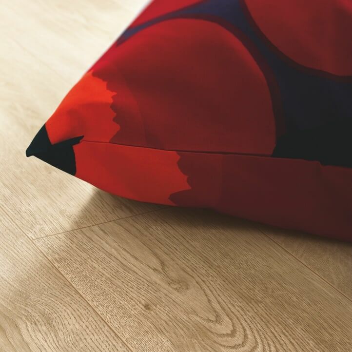suelo laminado de la marca pergo de la serie domestic elegance roble canyon L0607-04392 en vista de habitación.