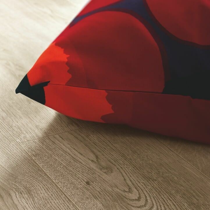 suelo laminado de la marca pergo de la serie domestic elegance roble cañón L0607-04393 en vista de habitación.