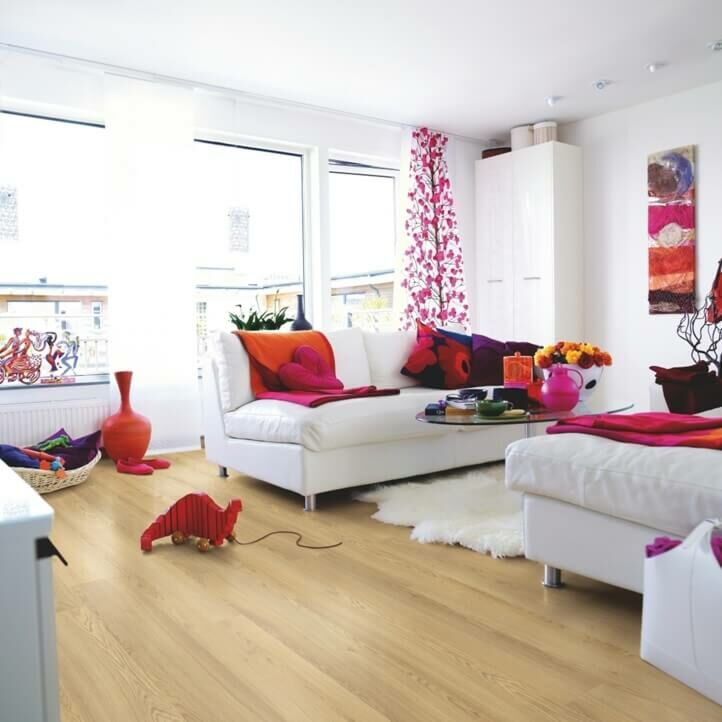 suelo laminado de la marca pergo de la serie domestic elegance roble natural cálido L0607-04394 en un ambiente de habitación.