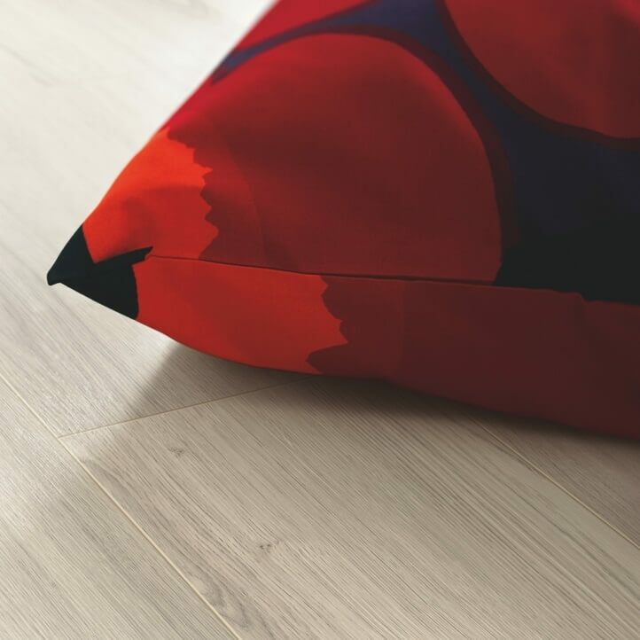 suelo laminado de la marca pergo de la serie domestic elegance roble gris claro L0607-04395 en vista de habitación.