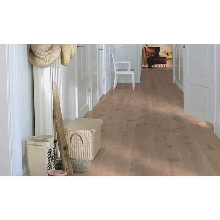 Parquet laminado de la marca pergo de la gama living expression Roble flotante serie L0323-01755 en un ambiente de habitación.