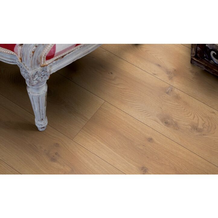 Parquet laminado de la marca pergo de la gama living expression Roble europeo serie L0323-01756 en un ambiente de habitación.