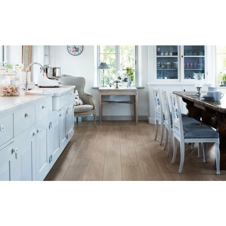 Parquet laminado de la marca pergo de la gama living expression roble tostado serie L0323-01757 en un ambiente de habitación.