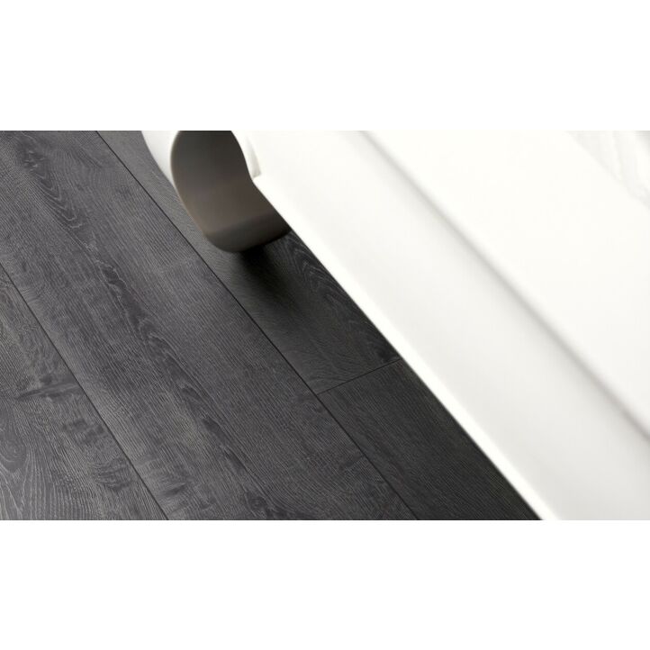 Parquet laminado de la marca pergo de la gama living expression roble media noche serie L0323-01763 en un ambiente de habitación.