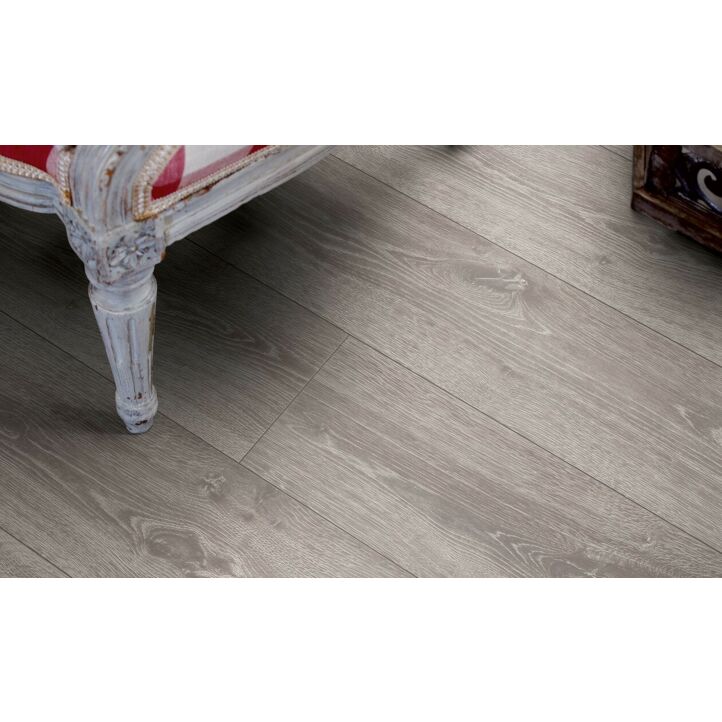 Parquet laminado de la marca pergo de la gama living expression roble otoño serie L0323-01765 en un ambiente de habitación.