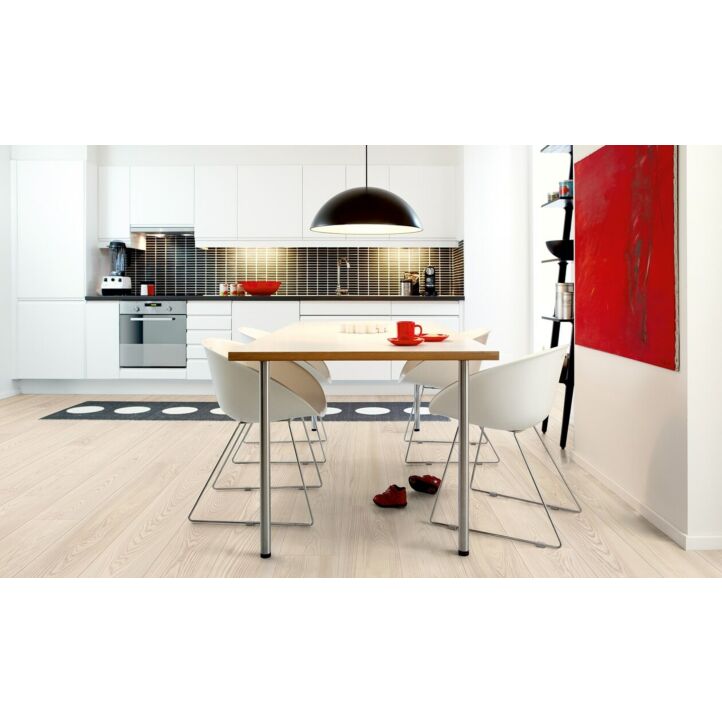 Parquet laminado de la marca pergo de la gama living expression fresno natural serie L0323-01766 en un ambiente de habitación.