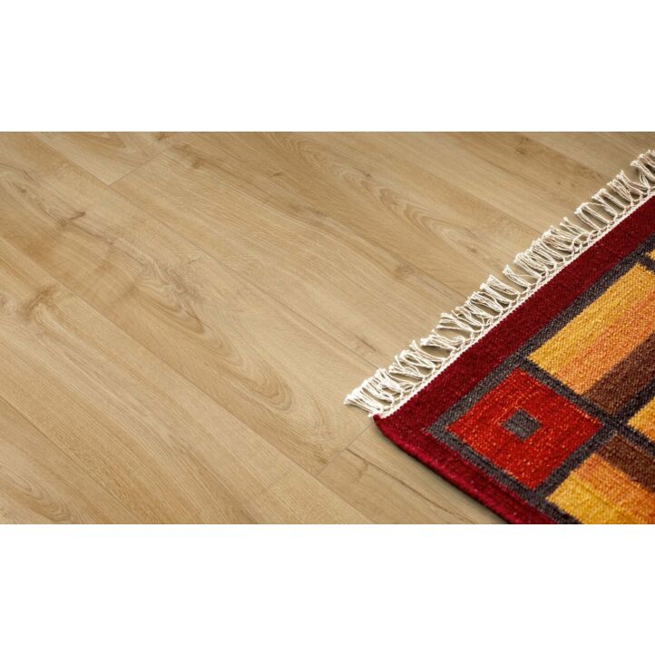 Parquet laminado de la marca pergo de la gama living expression roble beige clásico serie L0323-03359  en un ambiente de habitación.