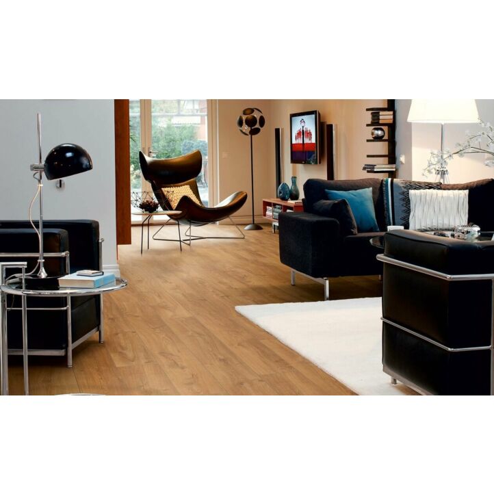 Parquet laminado de la marca pergo de la gama living expression roble real serie L0323-03360  en un ambiente de habitación.