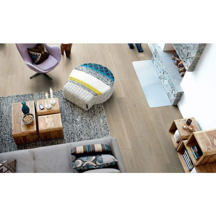 Parquet laminado de la marca pergo de la gama living expression roble romántico serie L0323-03361 en un ambiente de habitación.