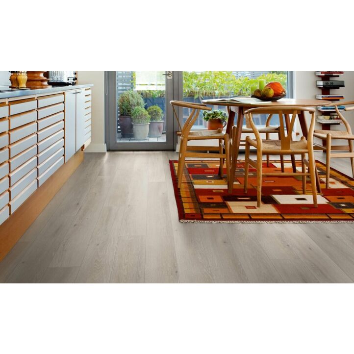Parquet laminado de la marca pergo de la gama living expression roble cabaña serie L0323-03362 en un ambiente de habitación.
