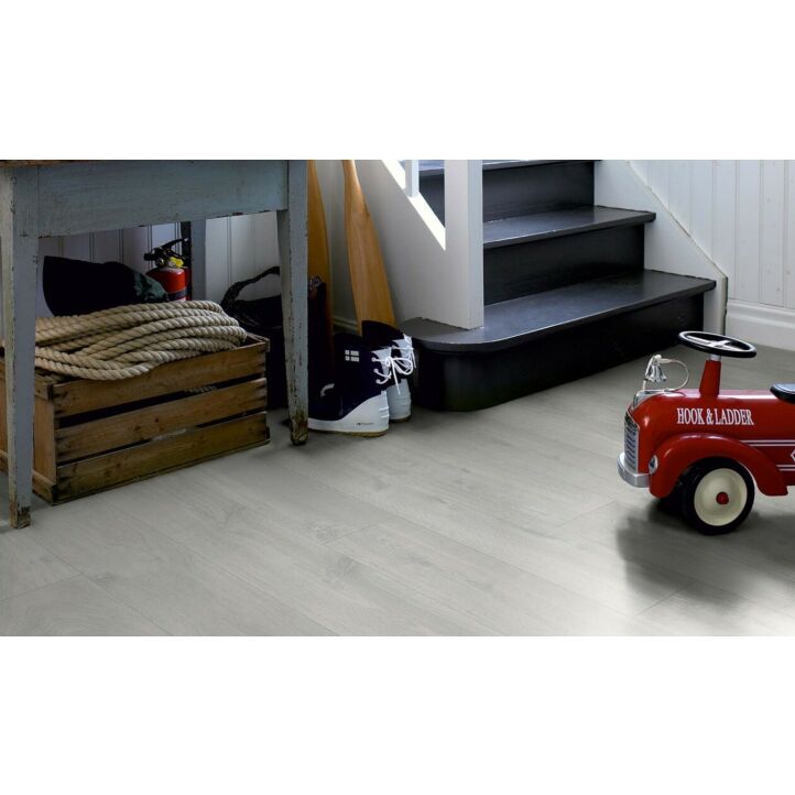 parquet laminado roble gris calizo de la marca pergo de la serie living expression sensation resistente al agua superficialmente l0331-03367 en un ambiente de habitación.