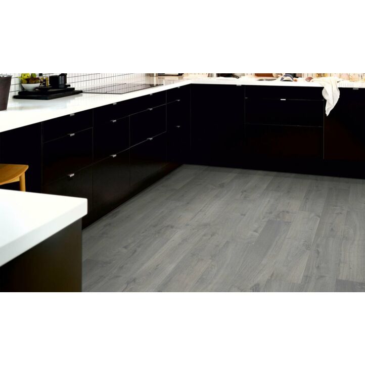 parquet laminado roble gris urbano de la marca pergo de la serie living expression sensation resistente al agua superficialmente l0331-03368 en un ambiente de habitación.
