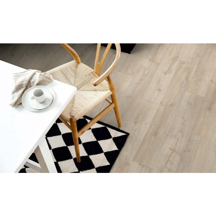 Parquet laminado roble nueva inglaterra de la marca pergo de la serie living expression sensation resistente al agua superficialmente l0331-03369 en un ambiente de habitación.